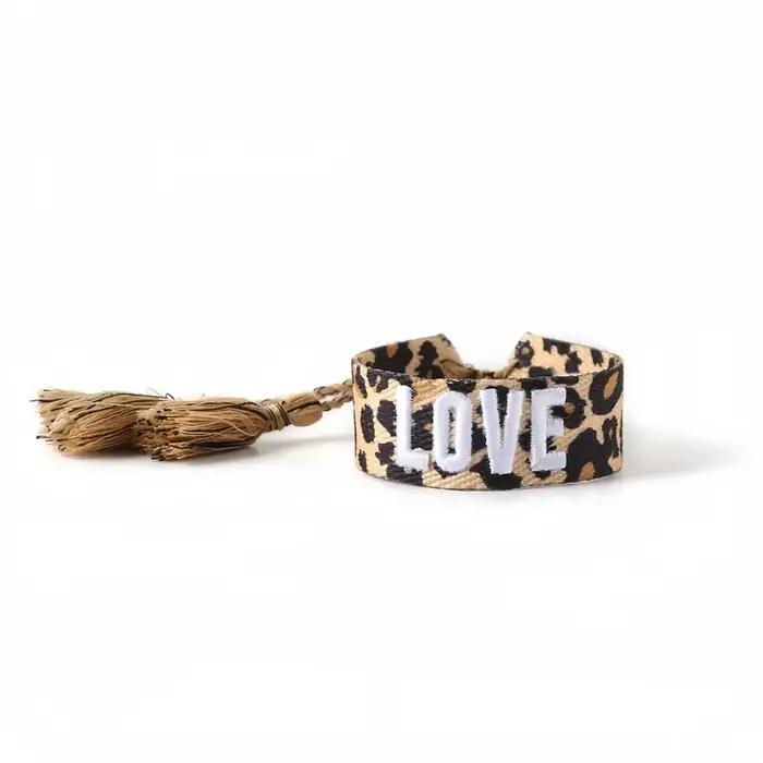 Bracelet bohémien avec lettres brodées léopard pour femmes, tissé à la main, pompon réglable, corde