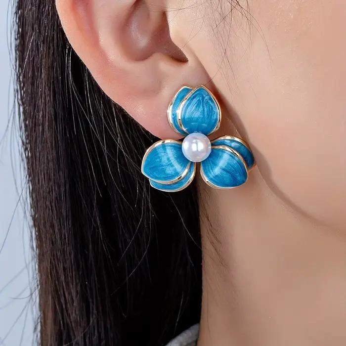 Une paire de boucles d'oreilles élégantes et décontractées de style Amazon transfrontalier avec un design floral en imitation perle à effet goutte d'huile pour femmes