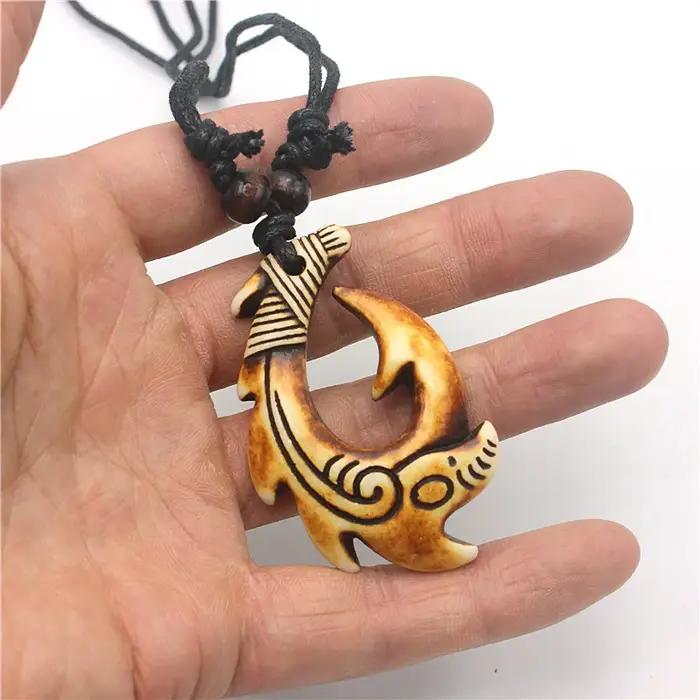 Collier à hameçon maori - Pendentif tribal sculpté en résine