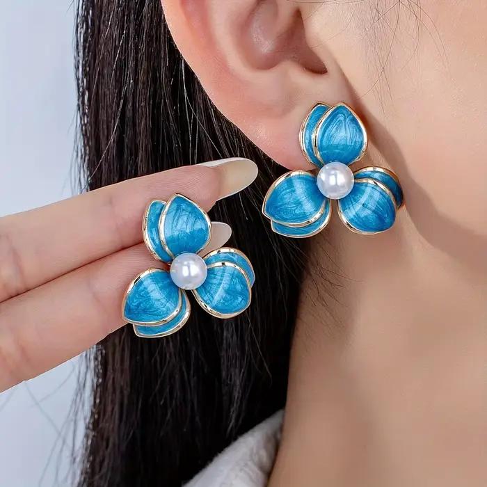 Une paire de boucles d'oreilles élégantes et décontractées de style Amazon transfrontalier avec un design floral en imitation perle à effet goutte d'huile pour femmes