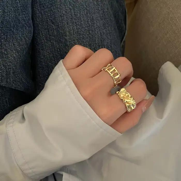 Bague en métal plissé argent pour femmes avec design irrégulier et ajustement réglable pour les occasions de fête et les styles audacieux
