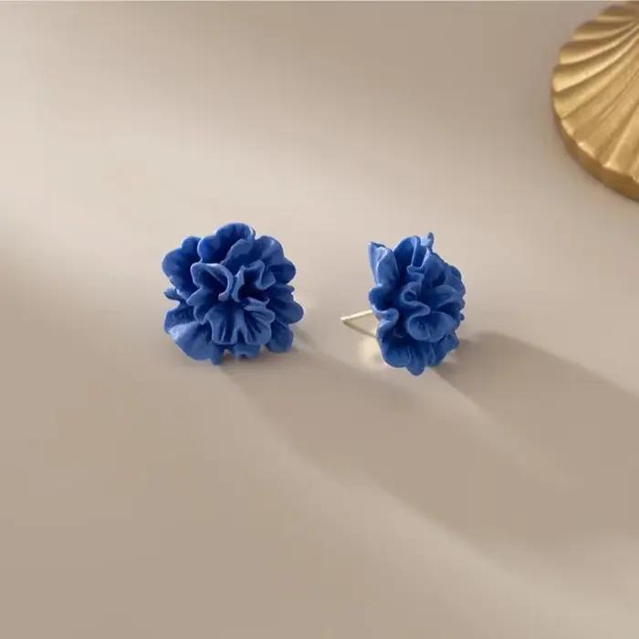 Boucles d'oreilles fleur bleue en acrylique pour femme romantique et élégante pour occasions spéciales et quotidienne