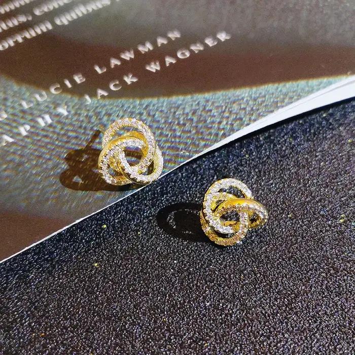 Boucles d'oreilles en or 18 carats flocon de neige pour femmes romantiques et féeriques occasions spéciales engagement