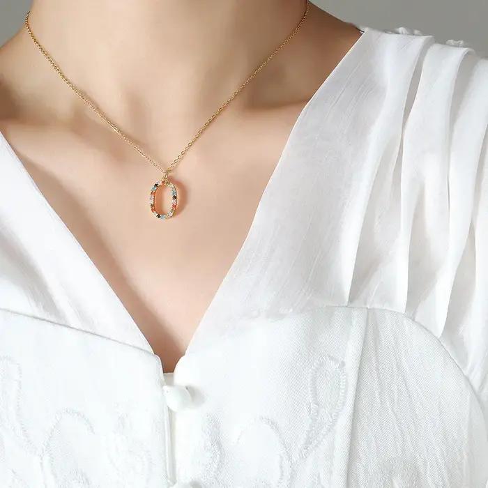 Collier avec pendentif lettre O incrusté de zircone colorée pour femmes