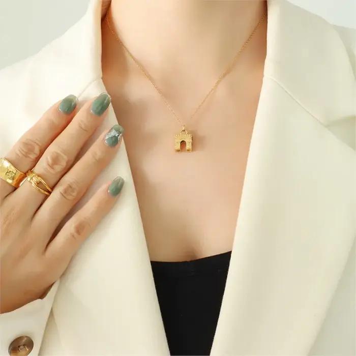 Collier pendentif Arc de Triomphe en acier inoxydable plaqué or pour femmes occasions spéciales élégantes prestigieuses