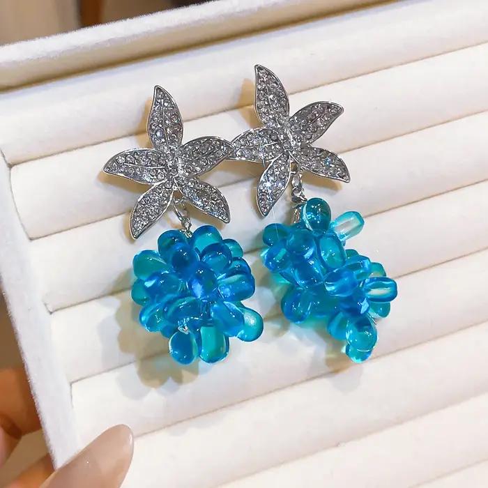 Nouvelles boucles d'oreilles tendance en forme de fleur incrustées de diamants, clous d'oreilles de luxe léger haut de gamme, bijoux élégants