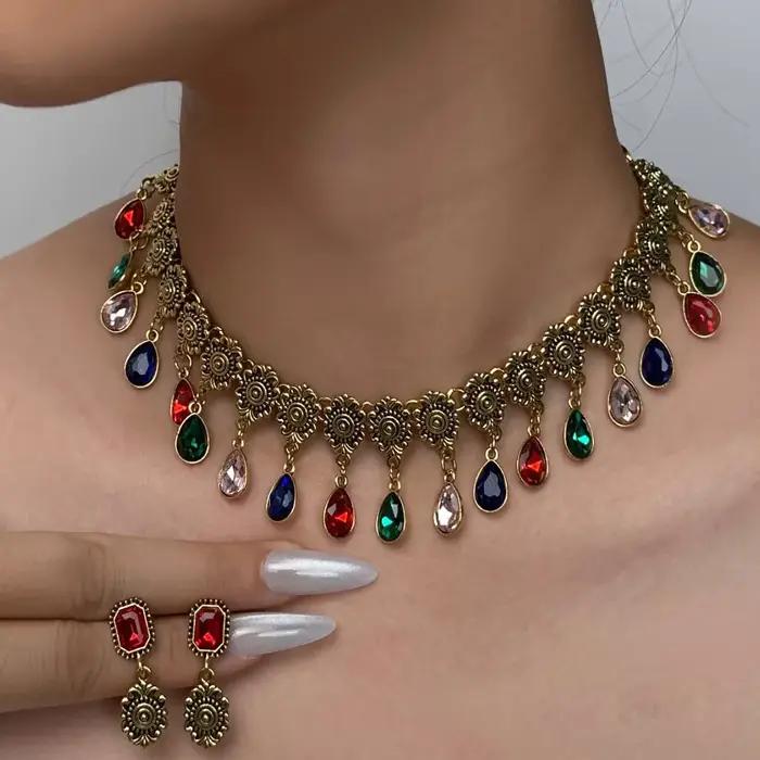 Ensemble collier et boucles d'oreilles en forme de goutte d'eau