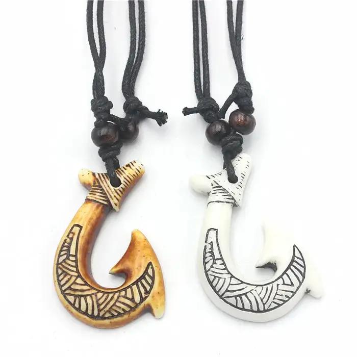 Collier à crochet de poisson de Maui - Pendentif spirale maori sculpté en résine