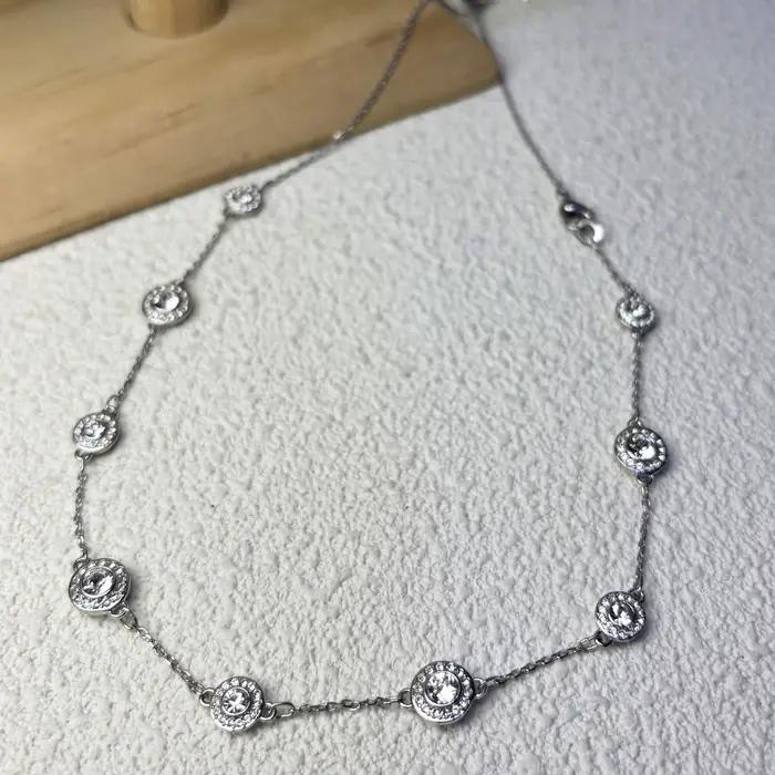 Boucles d'oreilles en forme de larme finement serties de pierres précieuses blanches grises rouges violettes noires ouvertes à offrir pour femme occasions spéciales