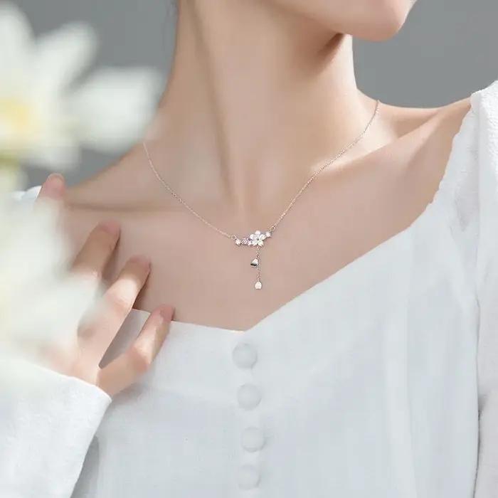 Collier romantique à fleurs de cerisier pour femmes