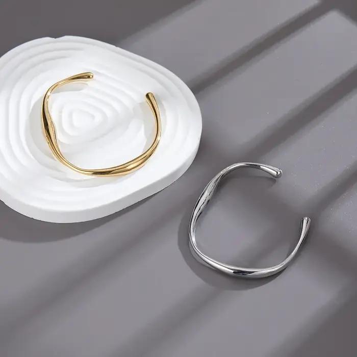 Bracelet simple et abstrait Mobis pour femme en acier inoxydable