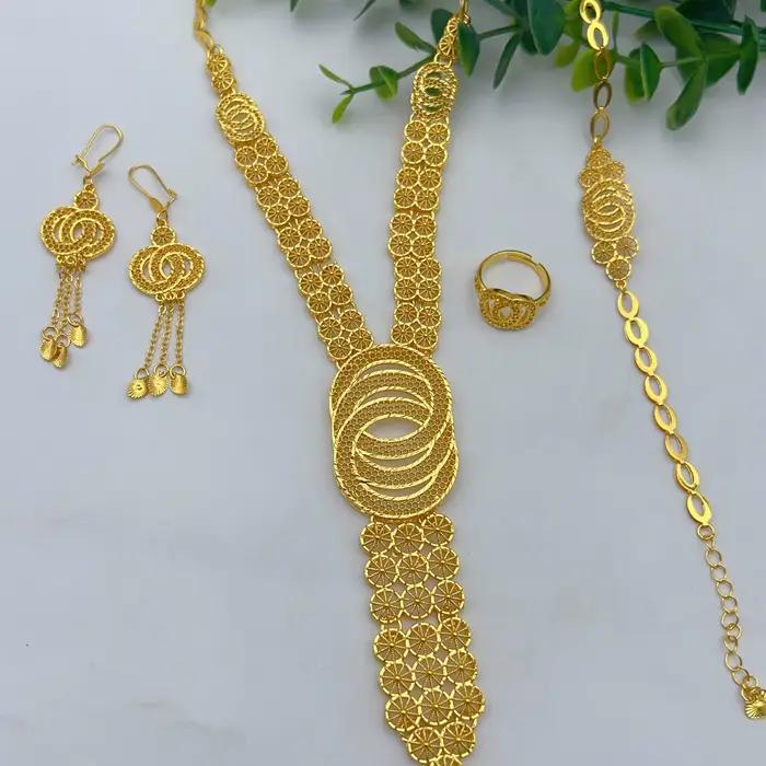 Ensemble de collier et boucles d'oreilles longs et ronds indiens