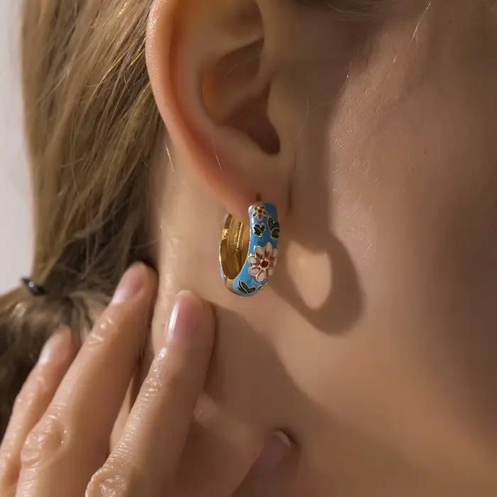 Boucles d'oreilles Huggie en forme de fleur en émail pour femmes style vintage boho bijoux de déclaration pour occasions spéciales