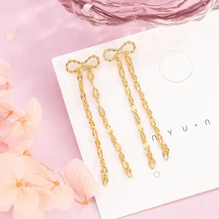 Boucles d'oreilles à pompons dorés 2026 – Design minimaliste, bijoux haut de gamme pour femme, style mode soirée, individualité mise en valeur