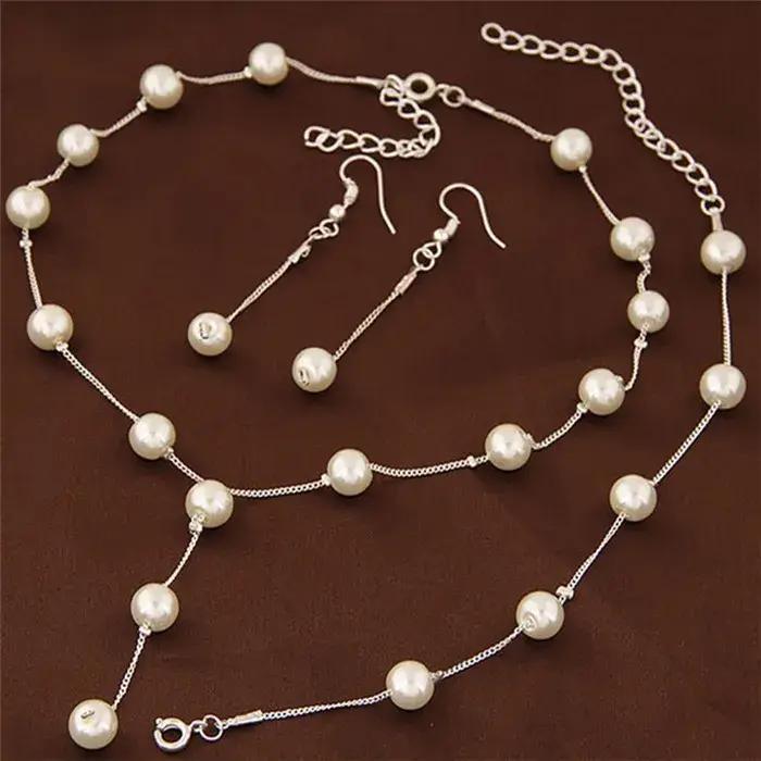 Charmant collier de perles blanches