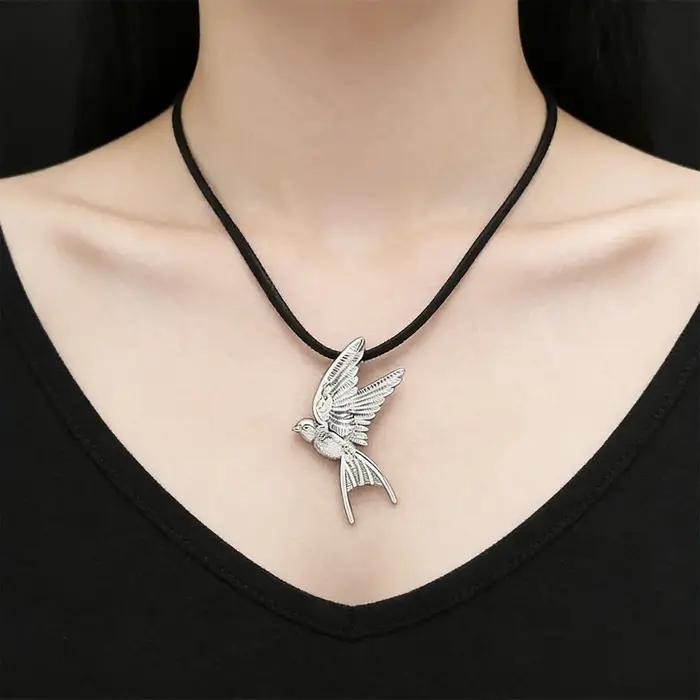 Collier avec pendentif en forme d'hirondelle de printemps pour femmes et filles