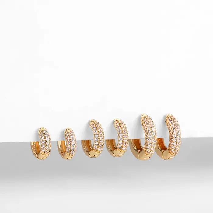 Nouvelles Boucles d'Oreilles Huggie Plaqué Or avec Zircon Cubique