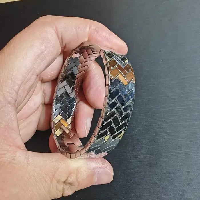 Bracelet manchette ouverte en métal tressé motif chevron