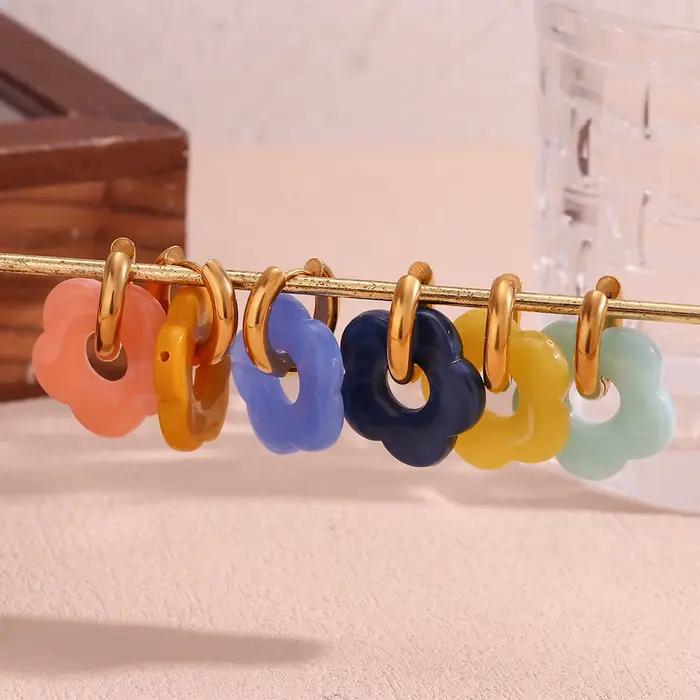 Boucles d'oreilles créoles cercle doré motif fleur colorée en résine acrylique pour femmes mode et élégance occassions spéciales