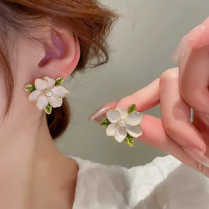 Nouvelles Grandes Boucles d'Oreilles Clous en Perles d'Imitation de Gardenia Blanc pour Femmes Bijoux Doux Cadeau de Mariage de Noël