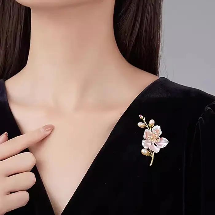 Broche en émail fleur de pêcher imitation perles strass design luxueux et élégant pour femmes occasions spéciales et vie quotidienne