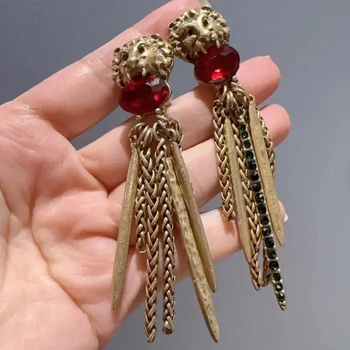 Boucles d'oreilles longues vintage tête de lion avec pompon rouge