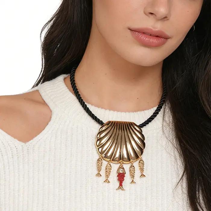 Collier en cordon noir avec breloque coquille et poisson