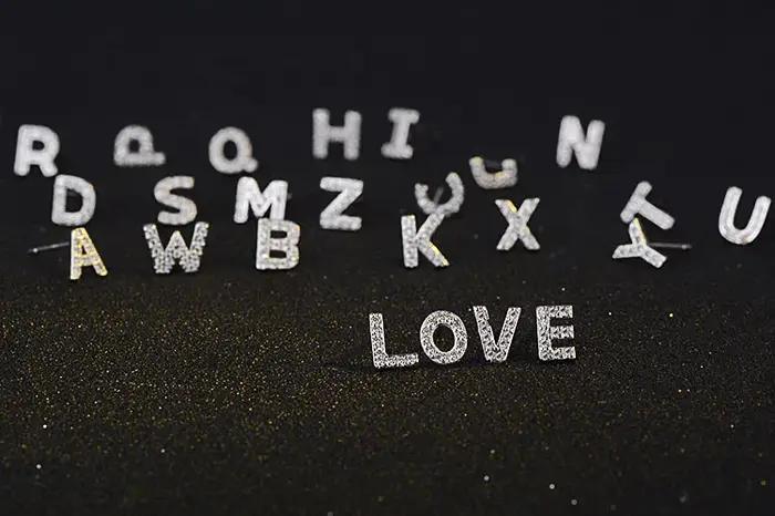 Boucles d'oreilles en argent sterling 925 serties de moissanite avec lettres initiales personnalisables pour femmes occasions spéciales