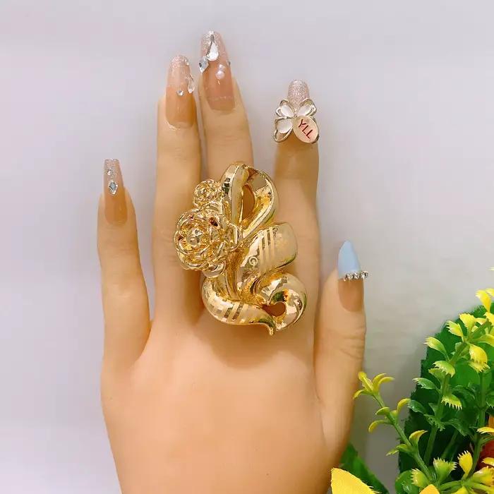 Ensemble de bijoux plaqués or pour femmes élégantes avec pierres semi-précieuses et cristal pour occasions festives et cadeaux spéciaux