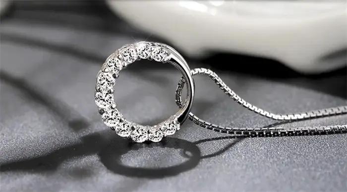 Collier en argent sterling 925 avec pendentif zircone cubique brillant pour femmes occasions spéciales elegance festive anniversaire mariage