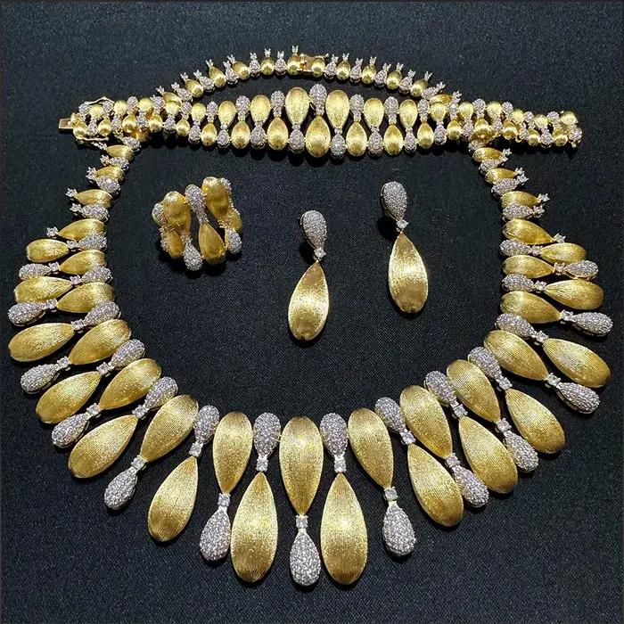 Collection de bijoux en or d'inspiration vintage : collier floral superposé