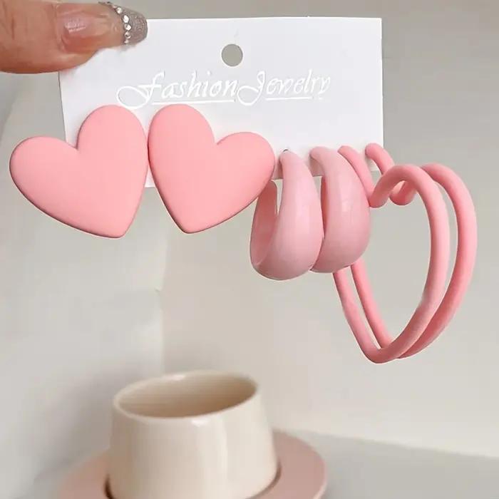 Un lot de 3 paires de boucles d'oreilles exagérées en forme de cœur à la mode avec un design créatif