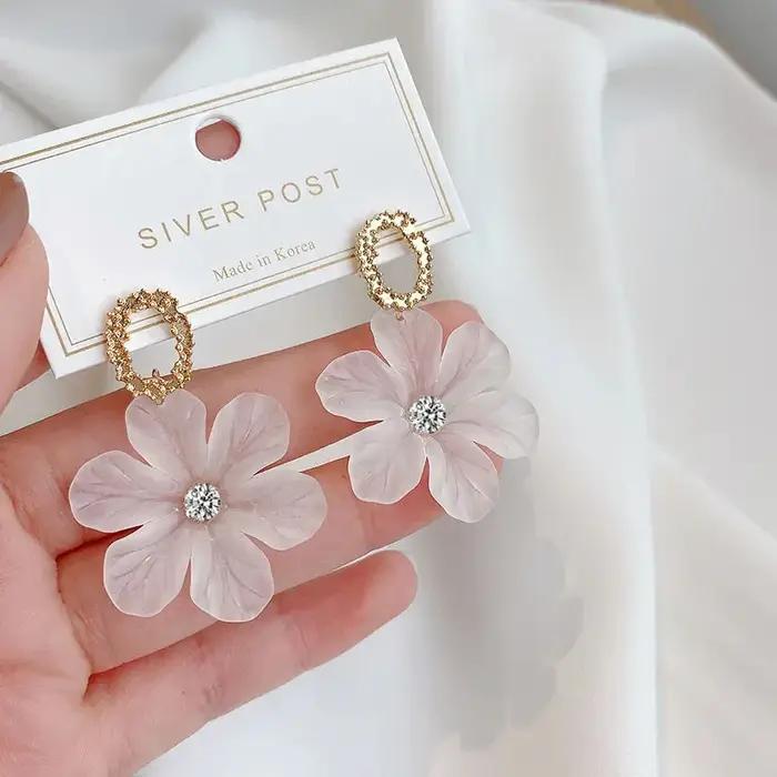Boucles d'oreilles suspendues à fleurs blanches translucides pour femmes