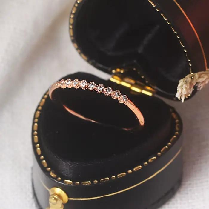 Alliance de mariage en cuivre plaqué platine avec zircons cubiques pour femmes occasions spéciales cadeau de fiançailles style moderne et élégant