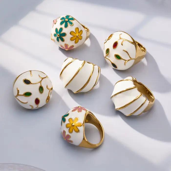 Bague en acier inoxydable 316L sertie de zirconium blanc et ornée de fleurs en nacre émaillée pour femmes occassions spéciales et style vendange