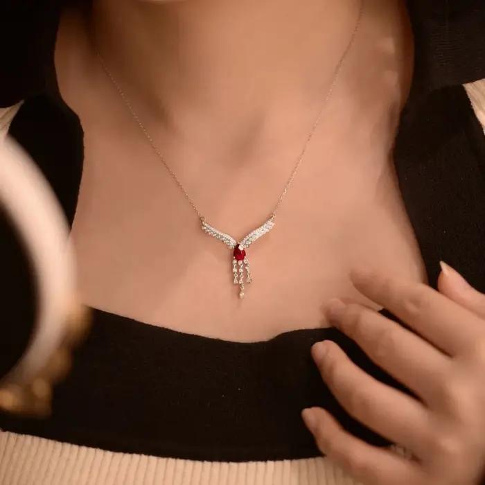Collier luxueux et frappé de pierres précieuses rouges pour femmes