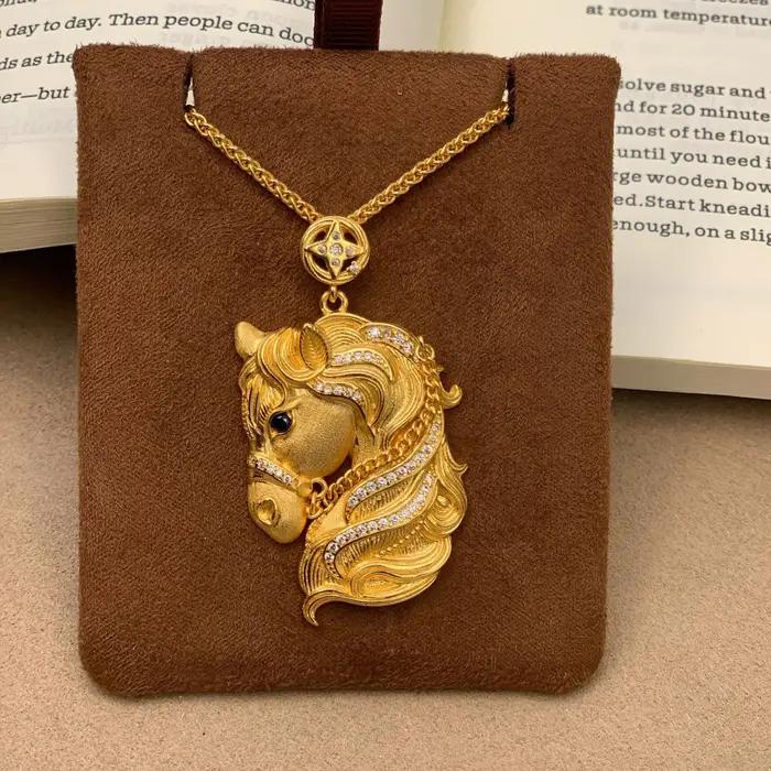 Collier pendentif cheval élégant de style palais