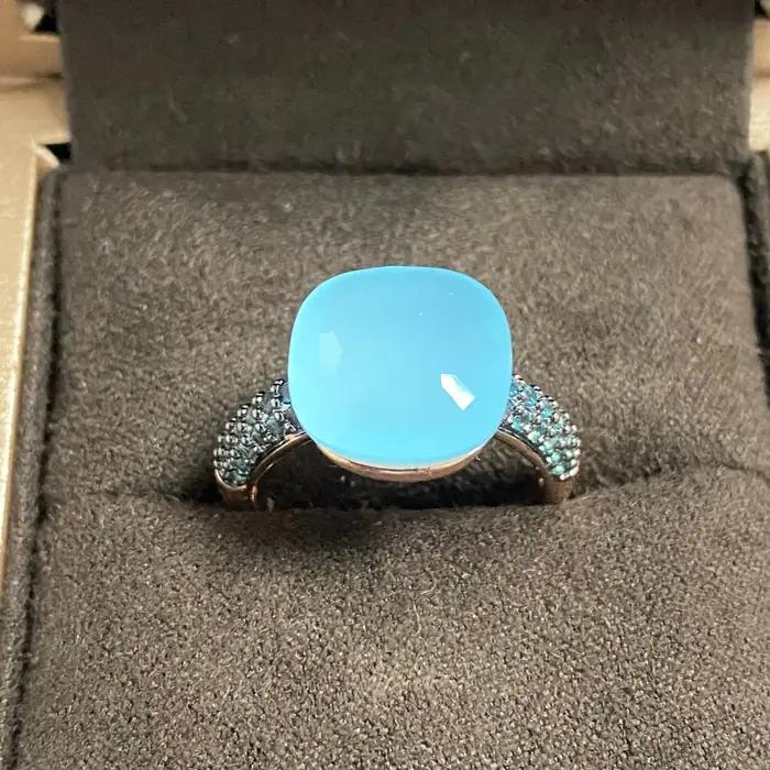 Bague en topaze bleue incrustée de zircon noir avec placage noir