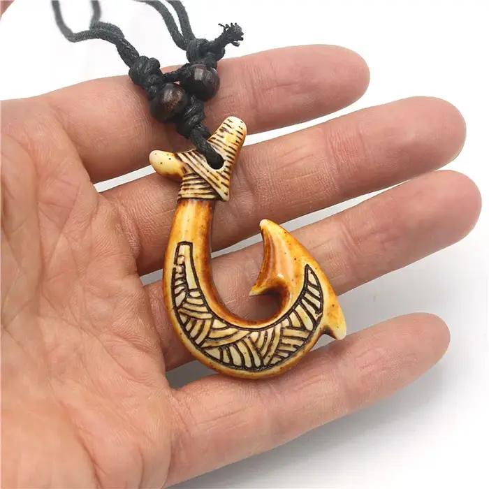 Collier à crochet de poisson de Maui - Pendentif spirale maori sculpté en résine