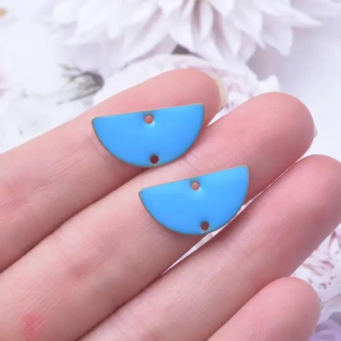 Breloques de connecteur demi-rond en cuivre émaillé avec plusieurs couleurs pour bijoux personnalisés alphabet dates et chiffres occasions spéciales