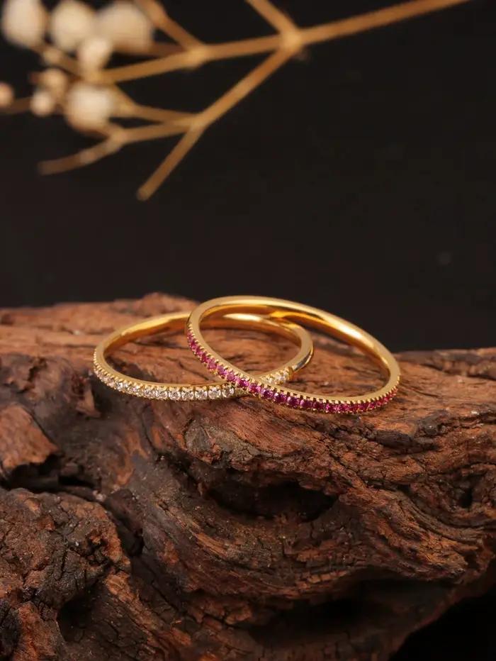 1 bague fine en acier inoxydable plaqué or 18 carats avec micro-incrustations de strass blancs et rouge rosé