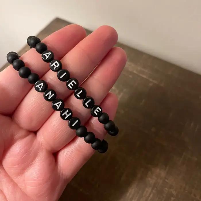 Bracelet de nom de perle noire mate