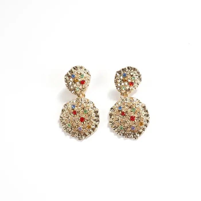 Boucles d'oreilles à plusieurs niveaux en or martelé avec accents de strass multicolores, bijoux statement pour femmes occasions spéciales mariage soirées formelles