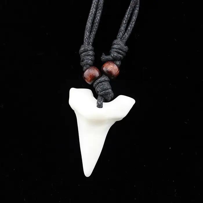Collier Imitation os de Yak en forme de dent de requin