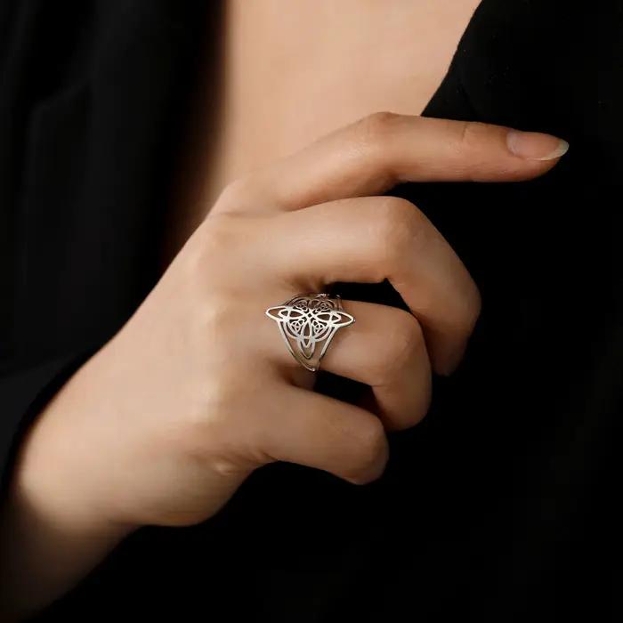 Anneau de protection Witches Knot en acier inoxydable plaqué or pour femmes, bijou symbolique de protection et d'élégance pour toutes les occasions spéciales