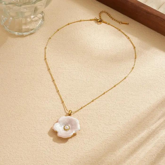 DIEYURO Collier pendentif en acier inoxydable plaqué or 18 carats avec incrustation de fleurs en émail et perles