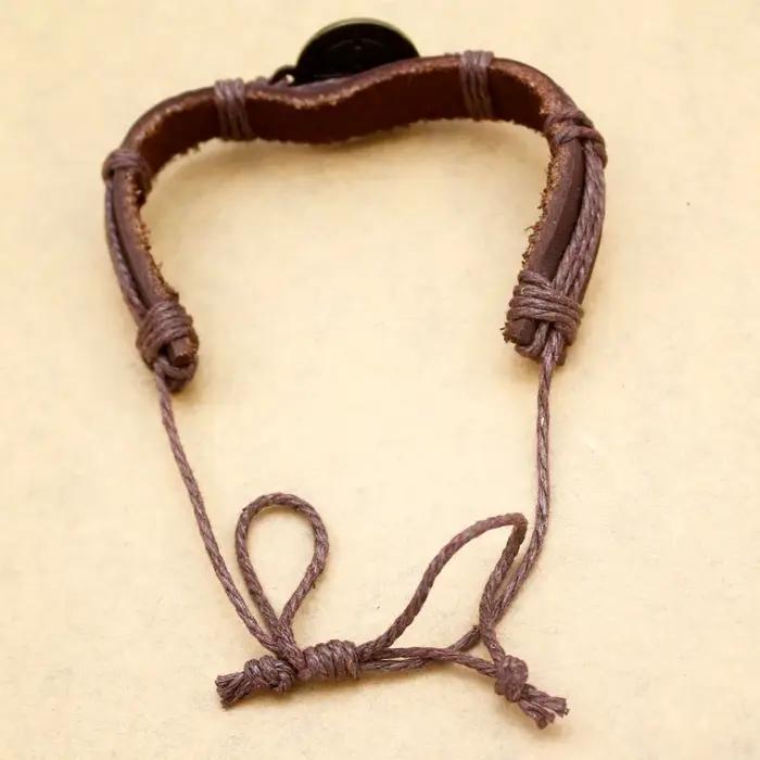 Bracelets en cuir avec médaille de Saint benoît