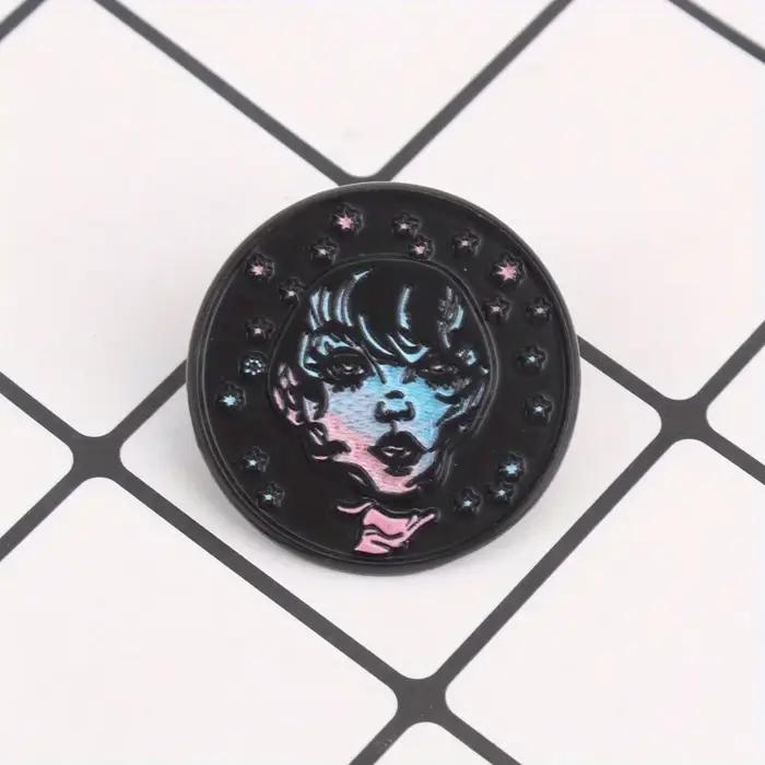 Broche en émail Galactic Muse Portrait dégradé bleu rose cheveux Stardust accents célestes pour vêtements art vie nocturne