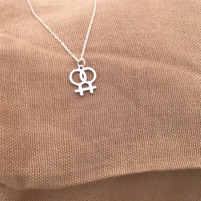 Collier en acier inoxydable double symbole de Vénus pour femmes et filles bijoux de fierté lesbienne ras du cou bijoux engagement polyvalent