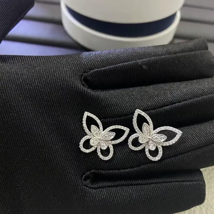 La collection de bijoux pour femmes en argent 925 comprend des boucles d'oreilles papillon classiques